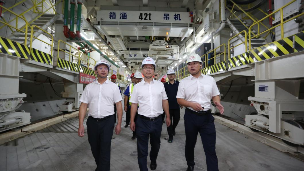 中国中铁四局集团城市轨道交通工程分公司总经理陈广巧(左二)在“京滨同心号”现场查看项目进度。受访者供图