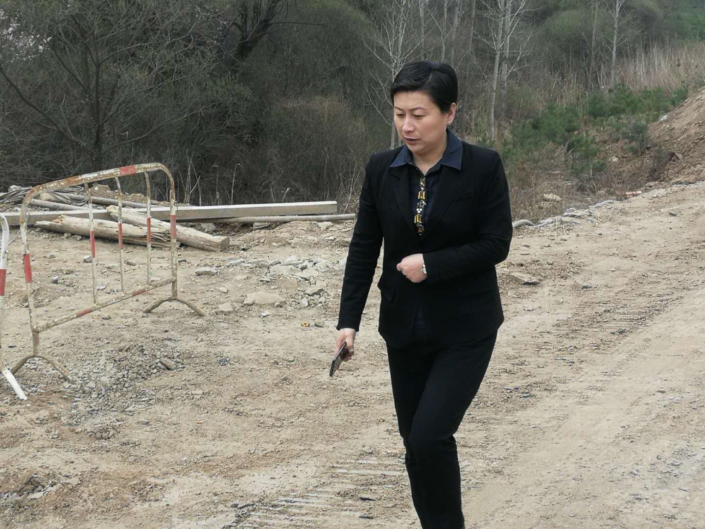 黄龙县环境保护局刘局长到延黄高速公路施工现场检查环境保护工作